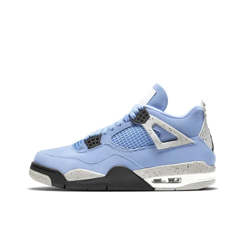 Jordan 4 Retro University Blue u kombinaciji plave i bele boje — bočni pogled