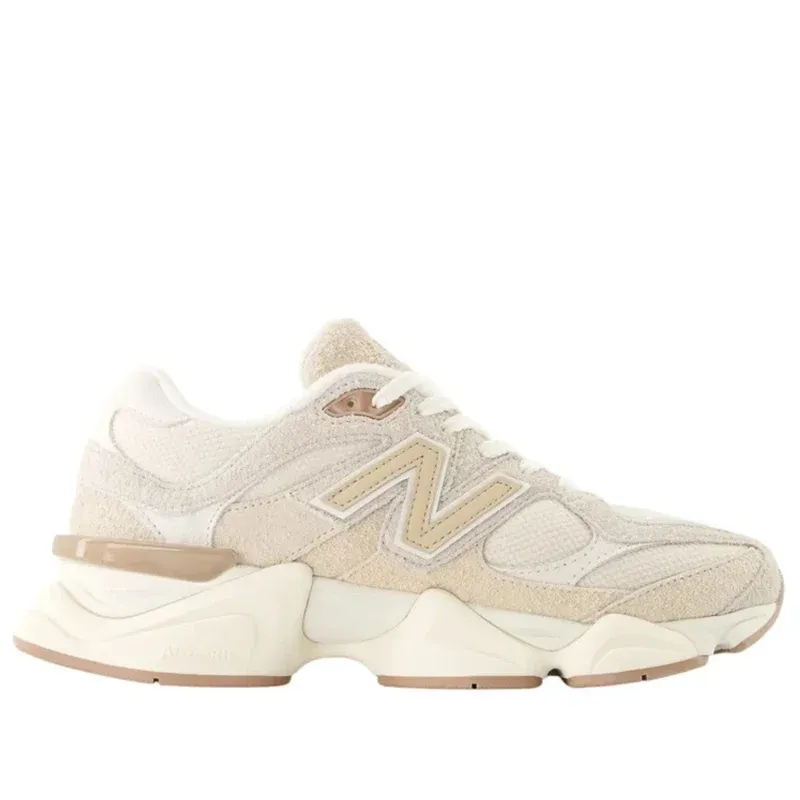 New Balance 9060 Bisque Sea Salt u kombinaciji bele i bež boje — bočni pogled