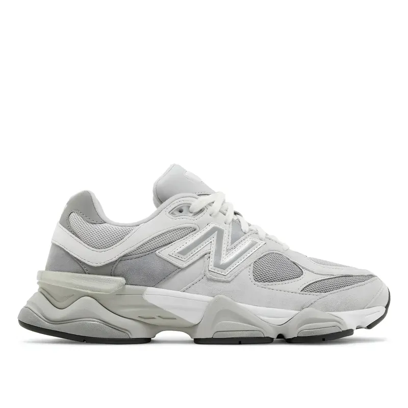 New Balance 9060 Concrete u kombinaciji sive i bele boje — bočni pogled