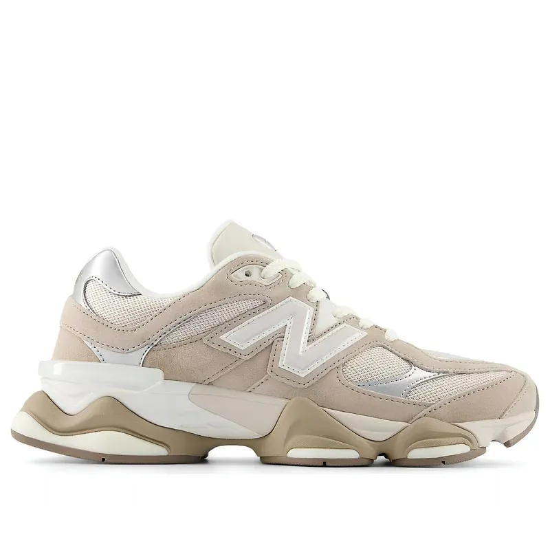 New Balance 9060 Moonbeam Silver Metallic Driftwood u kombinaciji bež i sive boje — bočni pogled