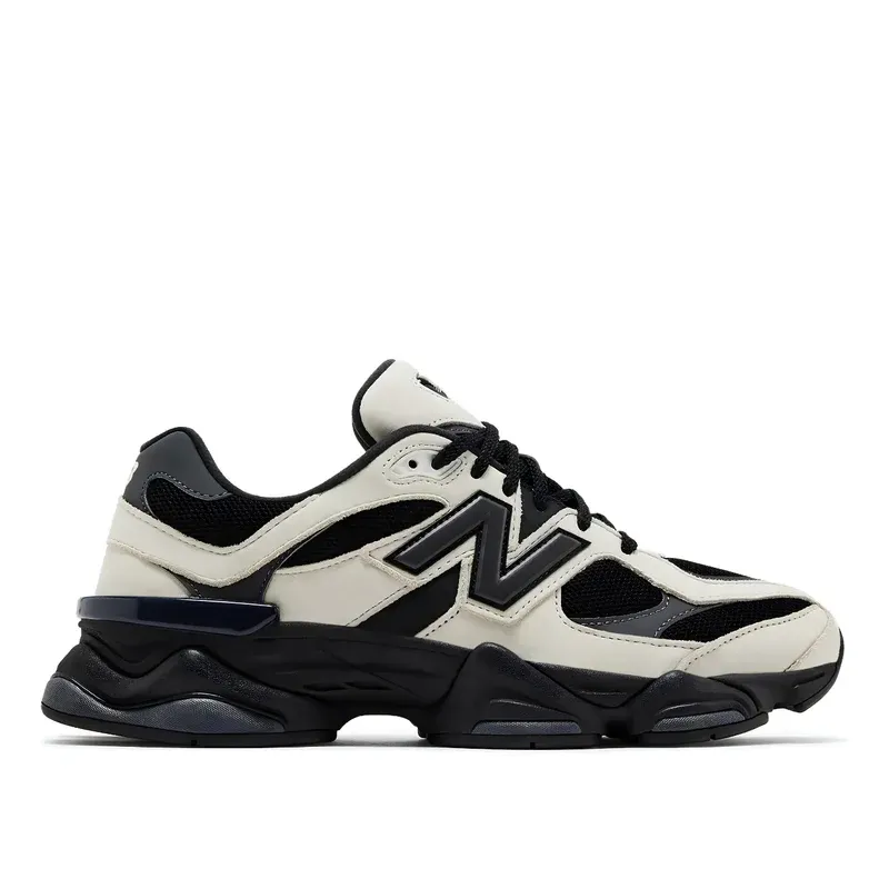 New Balance 9060 Off White Black u kombinaciji bele i crne boje — bočni pogled