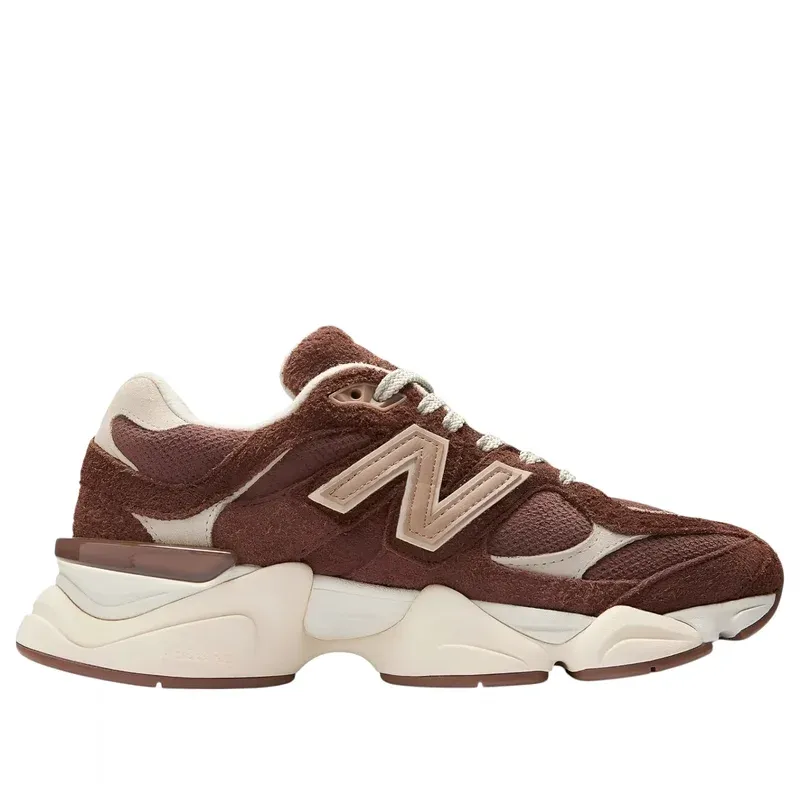 New Balance 9060 Rich Oak u kombinaciji braon i bele boje — bočni pogled