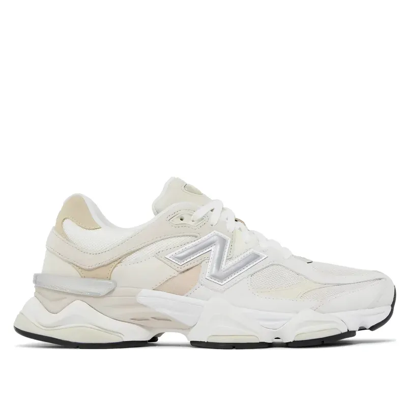 New Balance 9060 Turtledove u kombinaciji bele i bež boje — bočni pogled