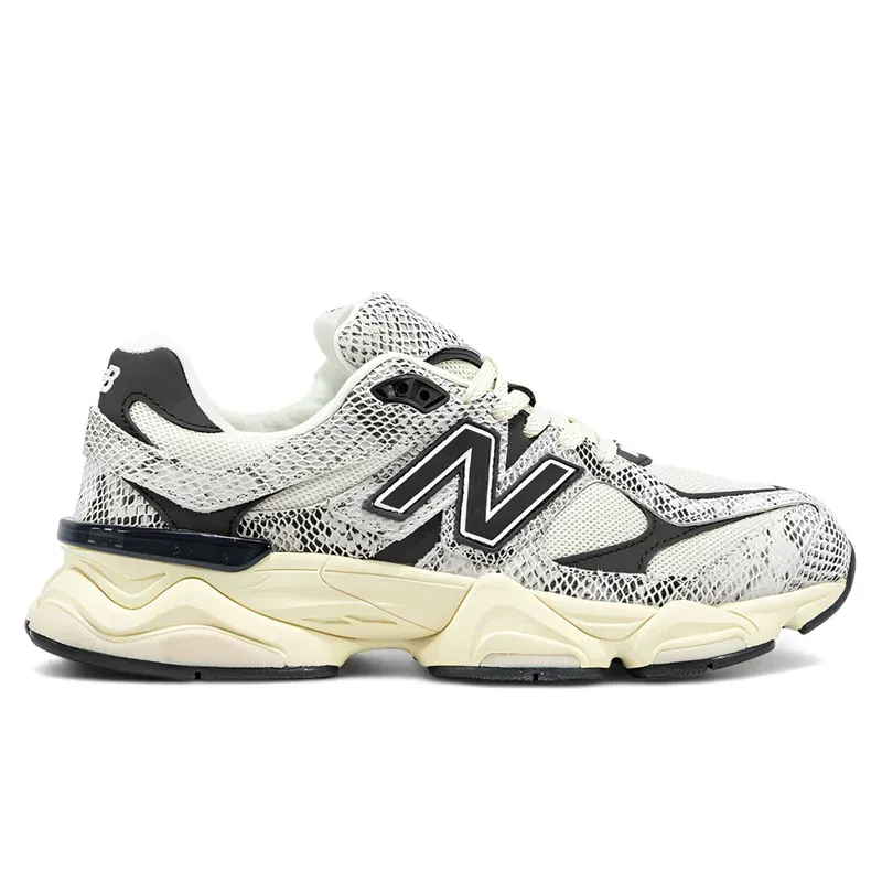 New Balance 9060 Year of the Snake u kombinaciji bele i crne boje — bočni pogled