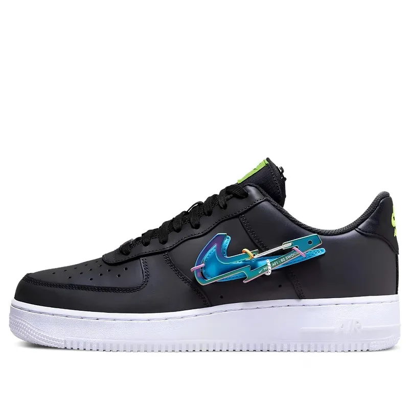 Nike Air Force 1 '07 Premium Carabiner u crnoj boji — bočni pogled