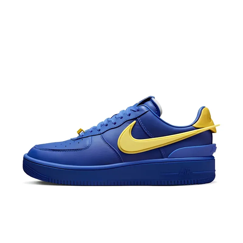 Nike Air Force 1 Low AMBUSH Game Royal u kombinaciji plave i žute boje — bočni pogled