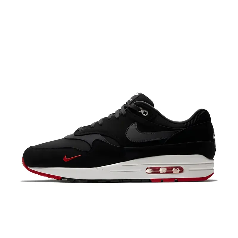 Nike Air Max 1 Mini Swoosh Bred u kombinaciji crne i crvene boje — bočni pogled