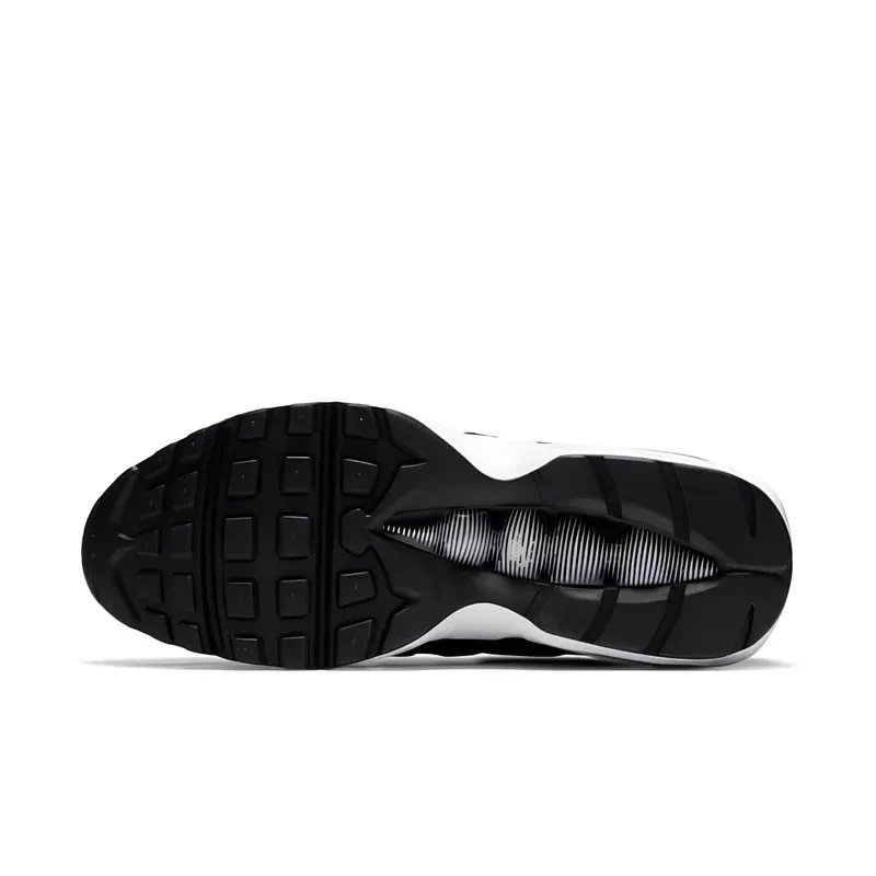 Nike Air Max 95 Essential Black White u kombinaciji crne i bele boje, fotografija 6 od 6