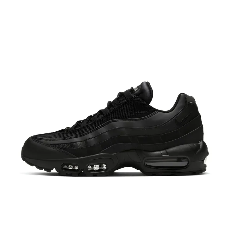 Nike Air Max 95 Triple Black u crnoj boji — bočni pogled