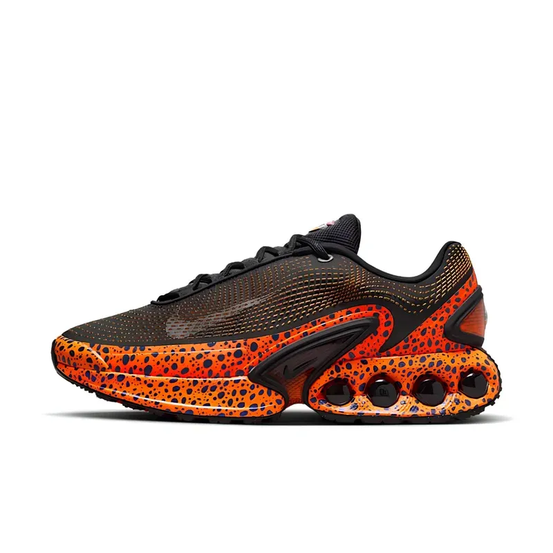 Nike Air Max DN Safari u kombinaciji narandžaste i crne boje — bočni pogled