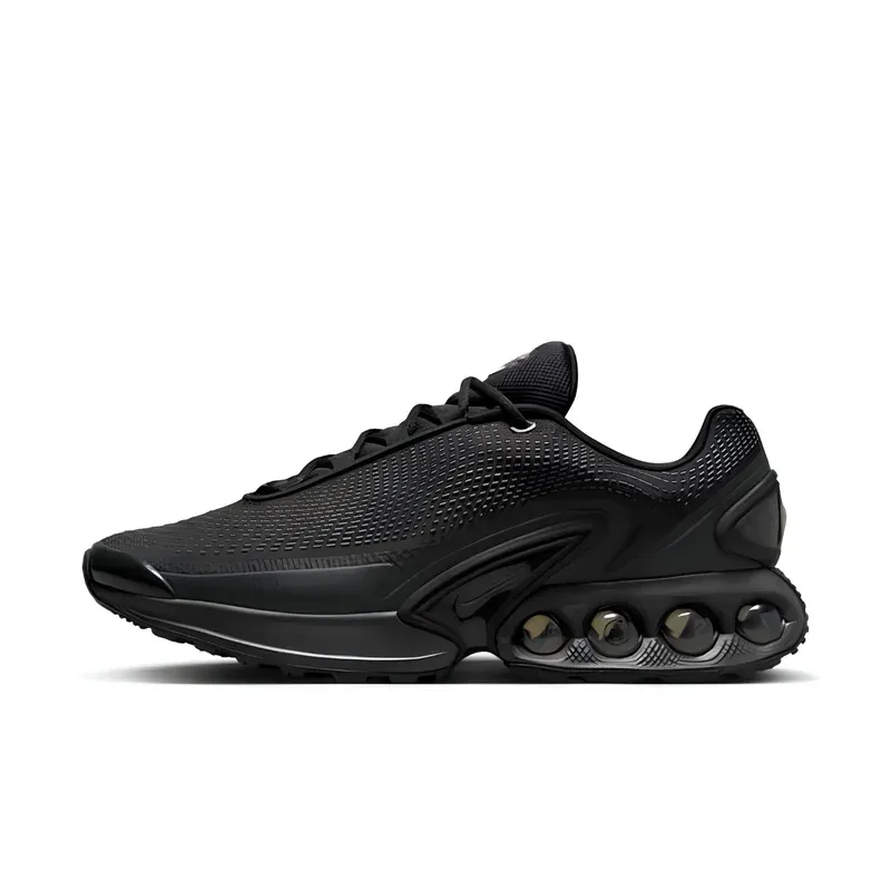 Nike Air Max DN Triple Black u crnoj boji — bočni pogled