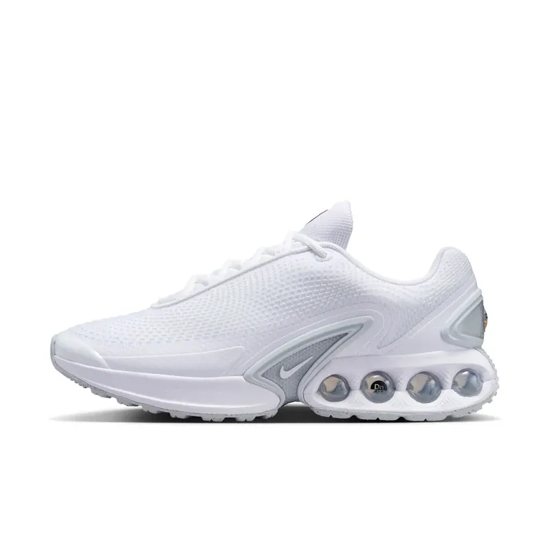 Nike Air Max DN White Metallic Silver u kombinaciji bele i sive boje — bočni pogled