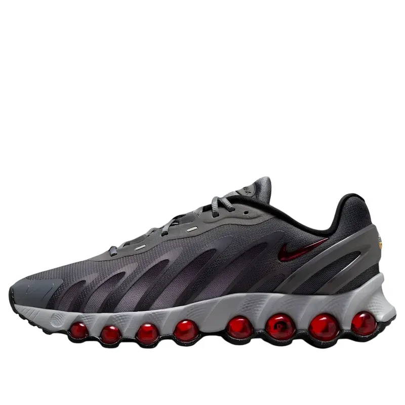 Nike Air Max DN8 Iron Grey Bright Crimson u kombinaciji sive i crne boje — bočni pogled