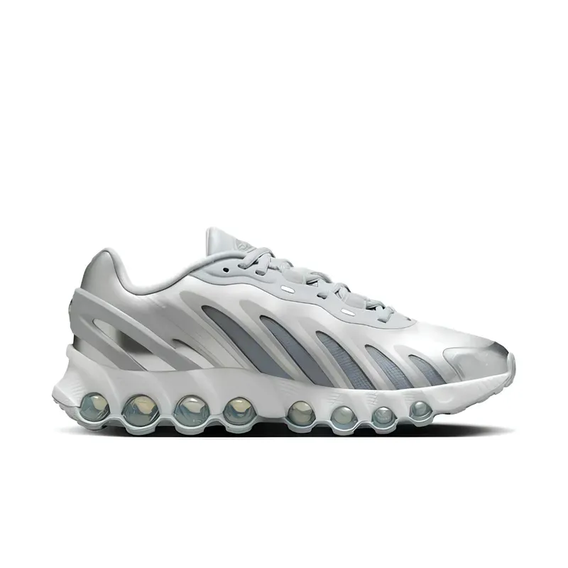 Nike Air Max DN8 Wolf Grey Metallic Silver u kombinaciji sive i bele boje, fotografija 2 od 6