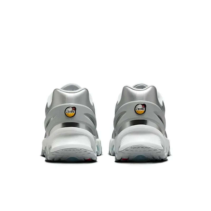 Nike Air Max DN8 Wolf Grey Metallic Silver u kombinaciji sive i bele boje, fotografija 5 od 6