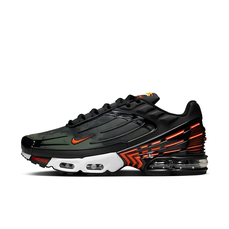 Nike Air Max Plus 3 Black & Safety Orange u kombinaciji crne i narandžaste boje — bočni pogled