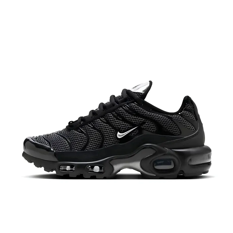 Nike Air Max Plus TN Black Suede Silver u crnoj boji — bočni pogled