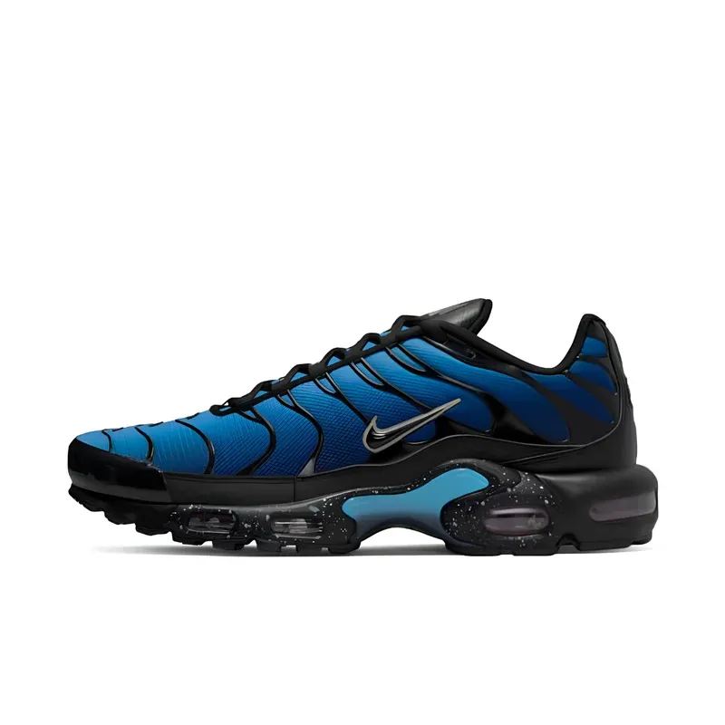 Nike Air Max Plus TN Black University Blue Chlorophyll u kombinaciji plave i crne boje — bočni pogled
