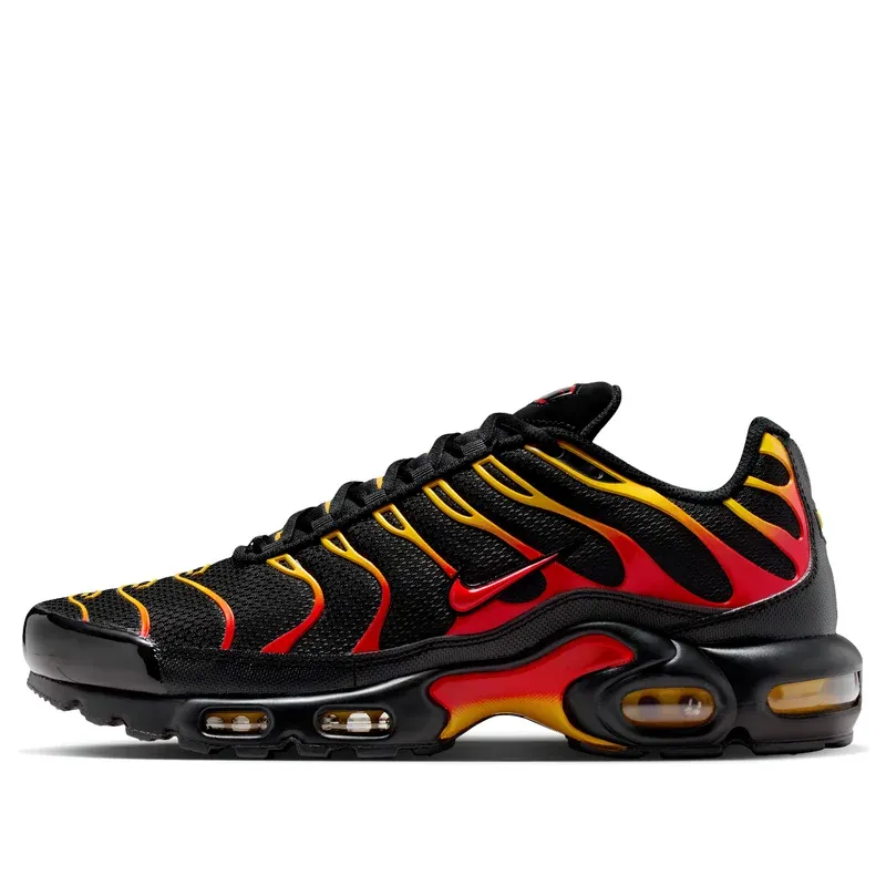 Nike Air Max Plus TN Black University Gold Red u kombinaciji crne i crvene boje — bočni pogled
