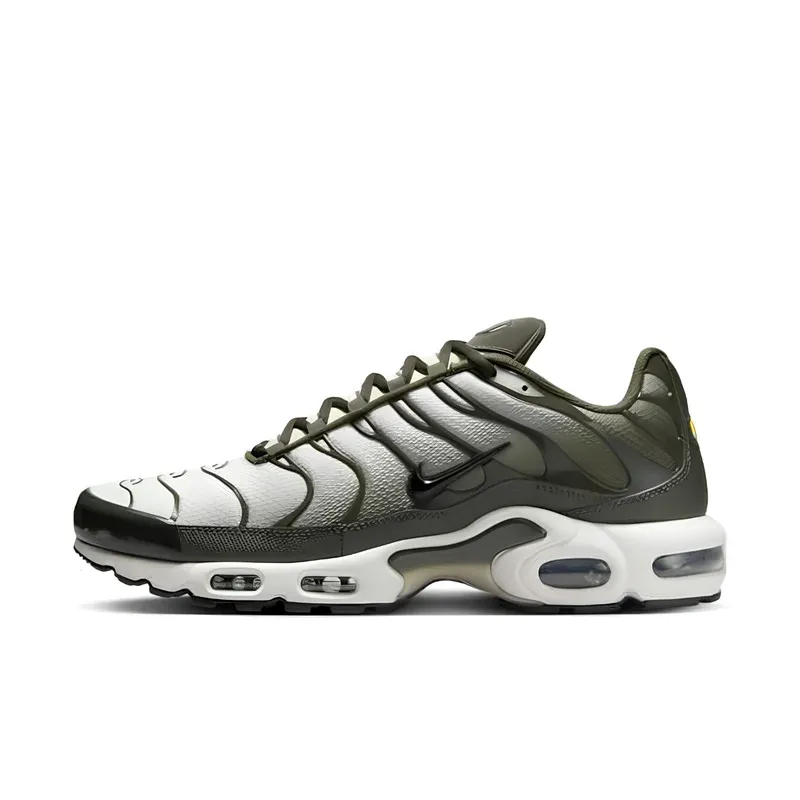 Nike Air Max Plus TN Sequoia u kombinaciji zelene i bele boje — bočni pogled
