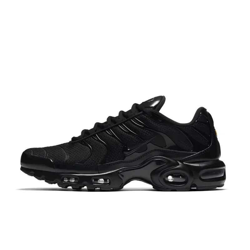 Nike Air Max Plus TN Triple Black u crnoj boji — bočni pogled