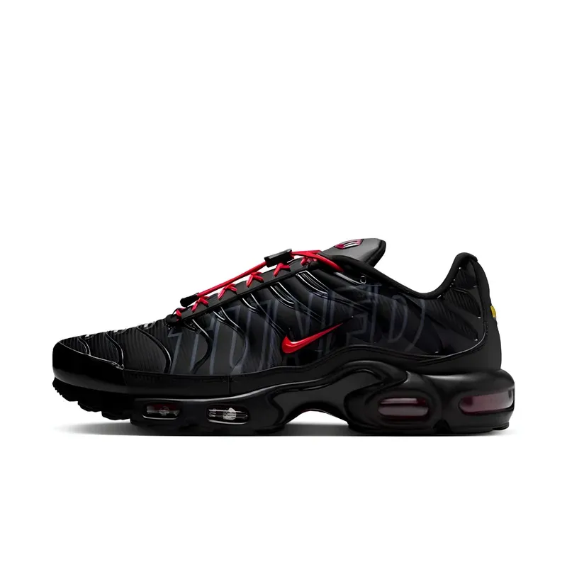 Nike Air Max Plus TN Tuned Air Black Red u kombinaciji crne i crvene boje — bočni pogled