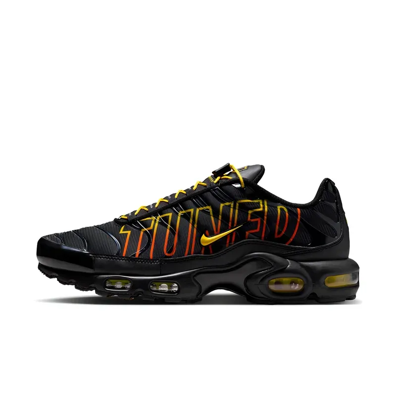 Nike Air Max Plus TN Tuned Air Sunrise u kombinaciji crne i narandžaste boje — bočni pogled