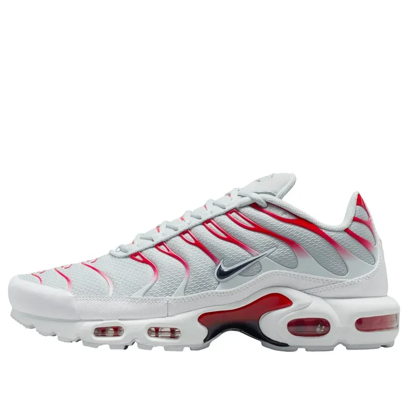Nike Air Max Plus TN USA u kombinaciji sive i crvene boje — bočni pogled