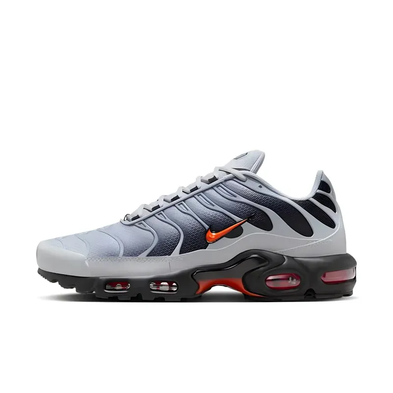 Nike Air Max Plus TN Wolf Grey Picante Red u kombinaciji sive i crne boje — bočni pogled