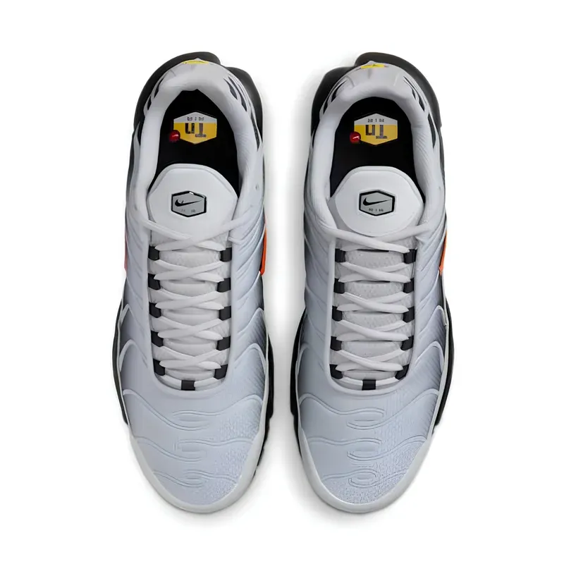 Nike Air Max Plus TN Wolf Grey Picante Red u kombinaciji sive i crne boje, fotografija 4 od 6