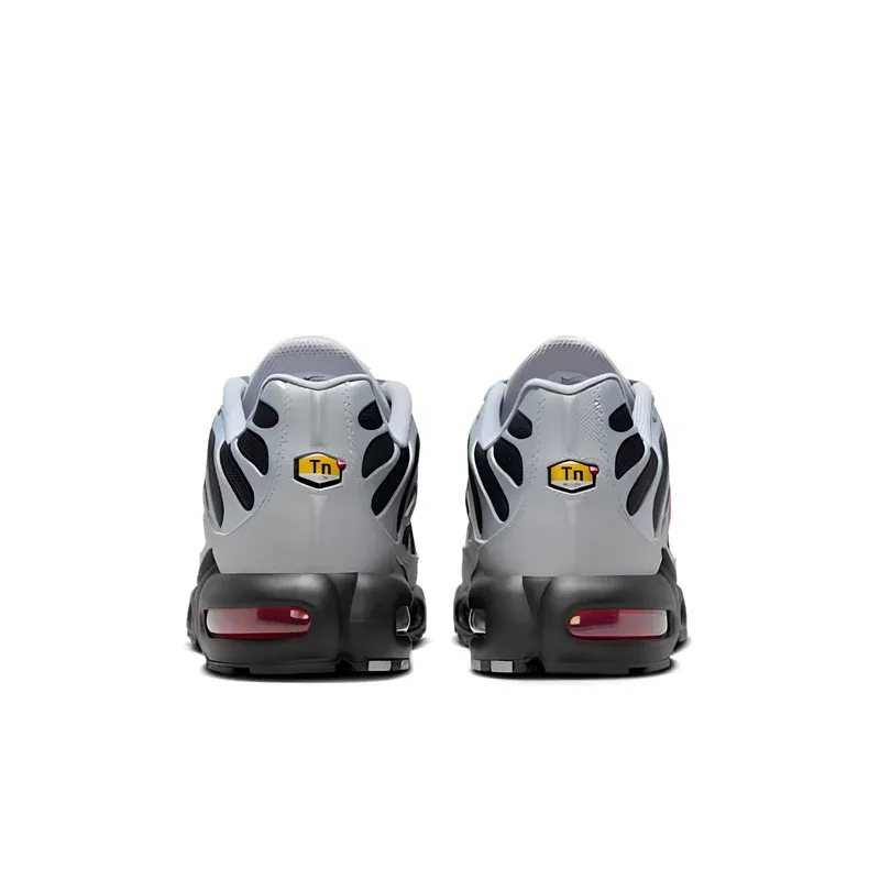 Nike Air Max Plus TN Wolf Grey Picante Red u kombinaciji sive i crne boje, fotografija 5 od 6