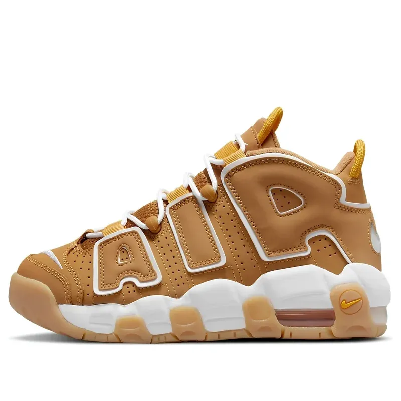 Nike Air More Uptempo Wheat u kombinaciji braon i bele boje — bočni pogled