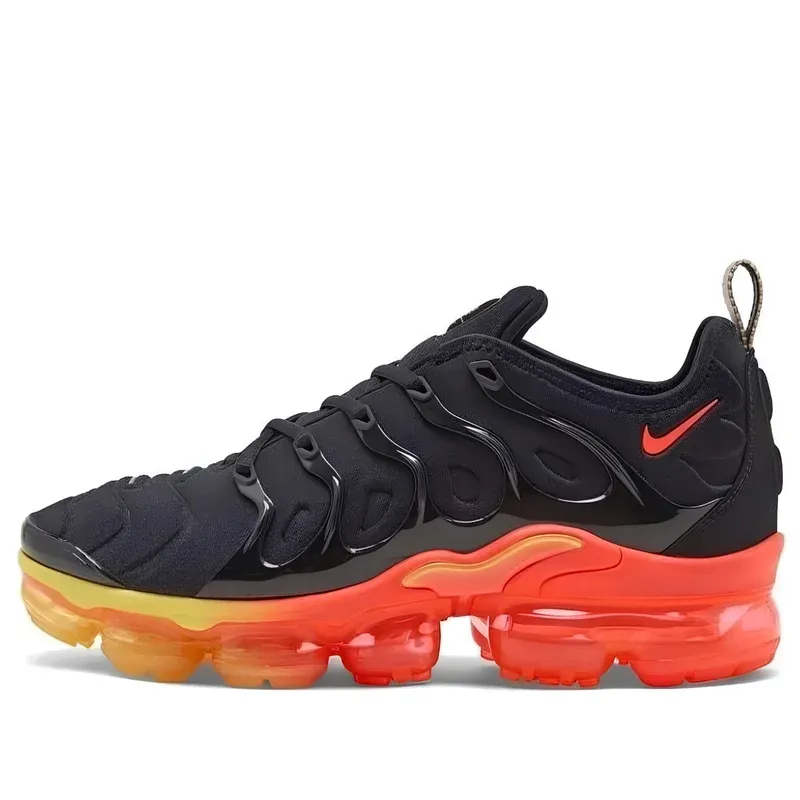 Nike Air VaporMax Plus Fresh u kombinaciji crne i narandžaste boje — bočni pogled
