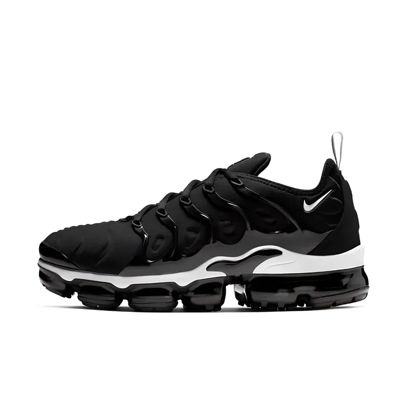 Nike Air VaporMax Plus Overbranding Black u kombinaciji crne i bele boje — bočni pogled